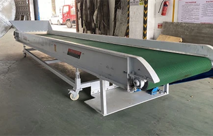 Flat bottle picking conveyor